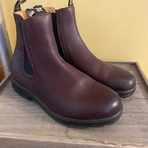 Shiraz leather Blundstone boots with cut-out design, size 6.5 AU